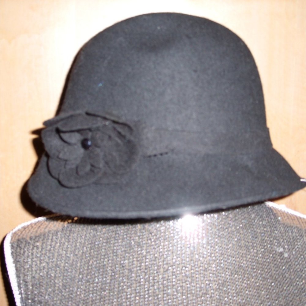 Badgley Mischka Felt Cloche Hat Black Floral NWT